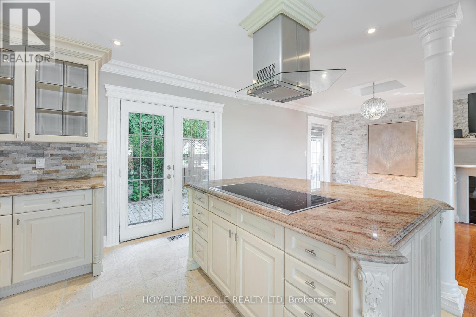 308 Third Line, Oakville (Wo West), Ontario  L6L 4A4 - Photo 14 - W12460025