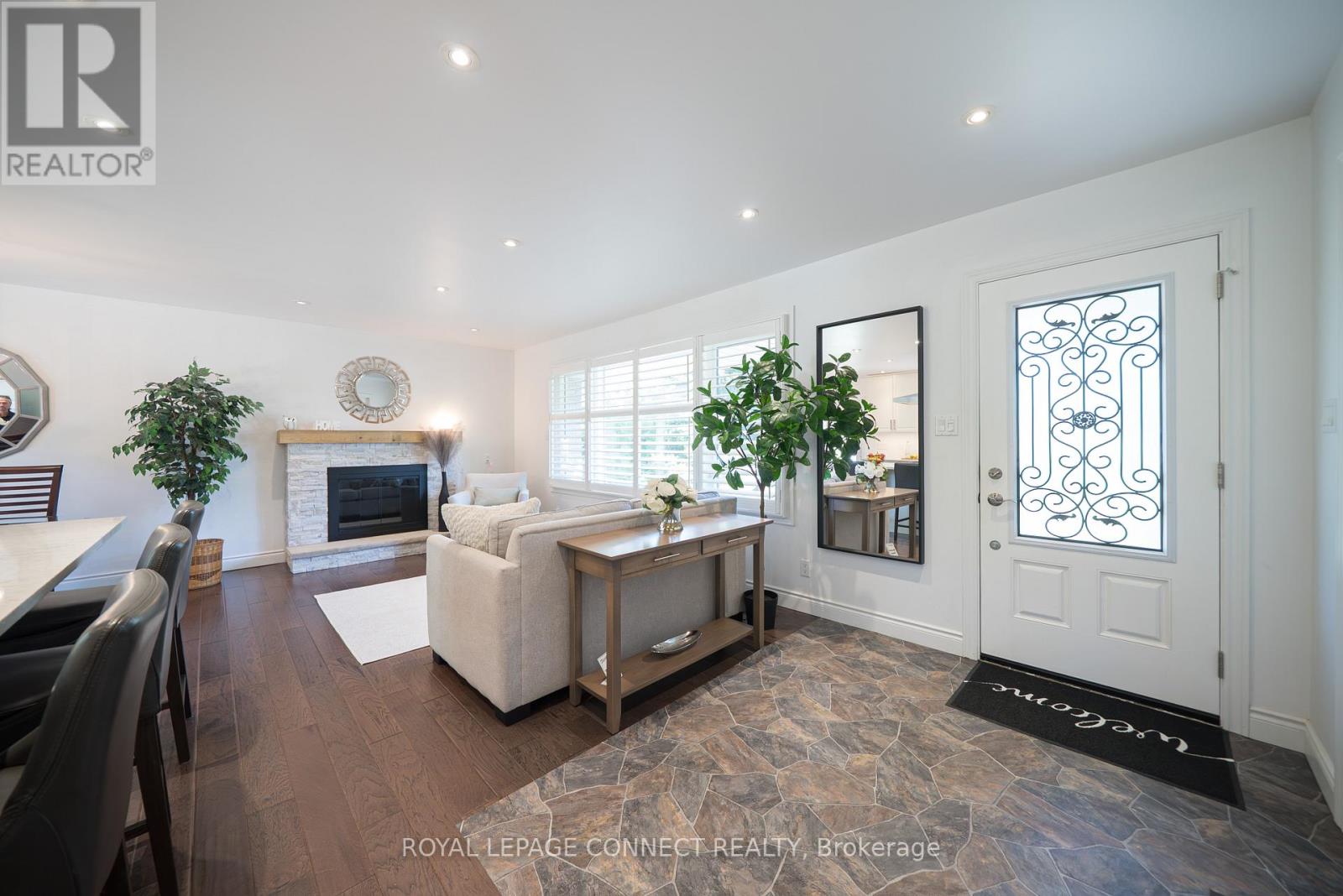 338 Sawyer Road, Oakville (Wo West), Ontario  L6L 3N7 - Photo 5 - W12460042