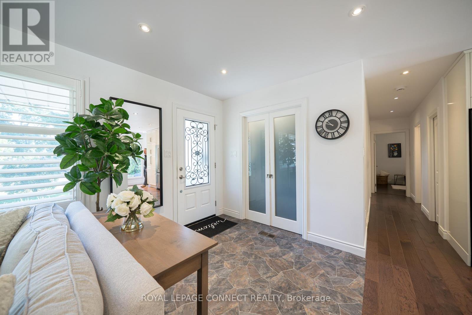 338 Sawyer Road, Oakville (Wo West), Ontario  L6L 3N7 - Photo 6 - W12460042