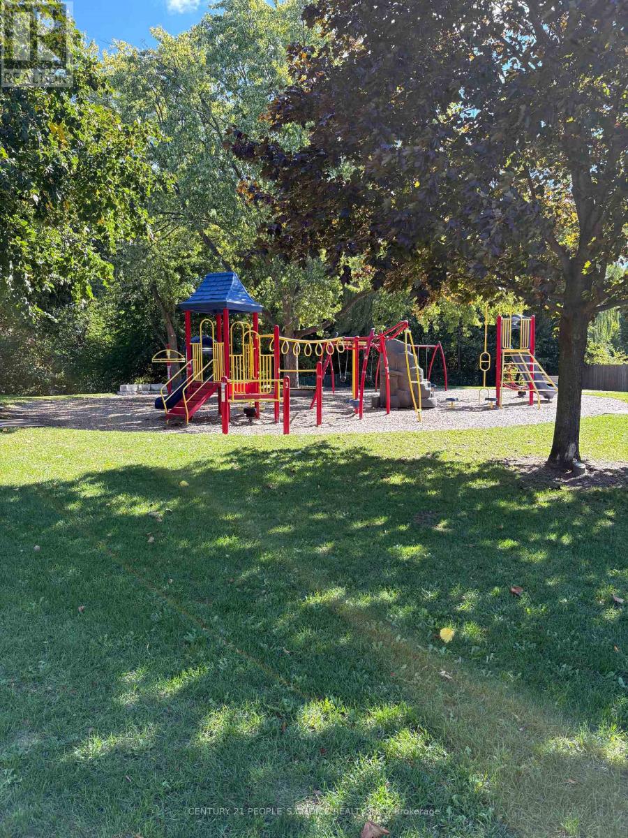 165 Verobeach Boulevard, Toronto, Ontario  M9M 1R2 - Photo 17 - W12460055