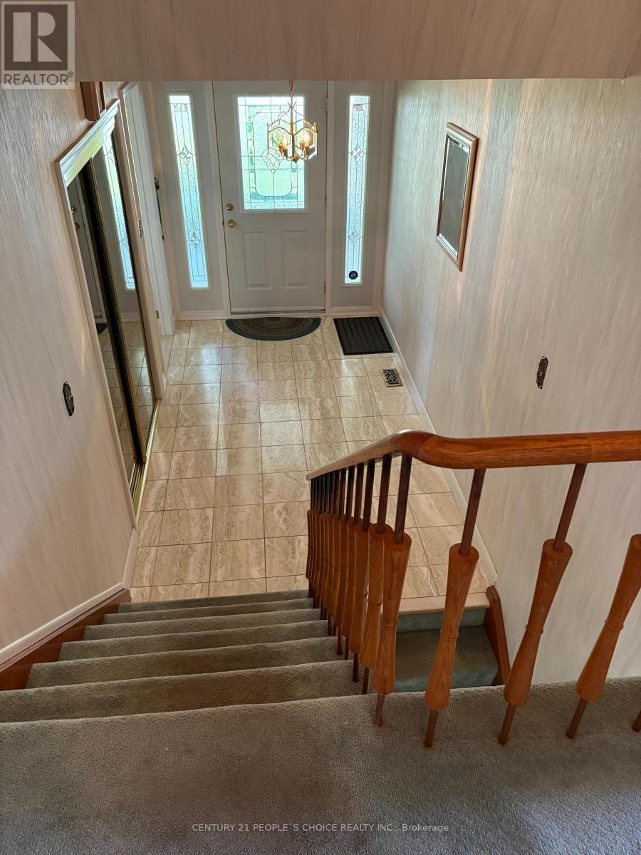165 Verobeach Boulevard, Toronto, Ontario  M9M 1R2 - Photo 2 - W12460055
