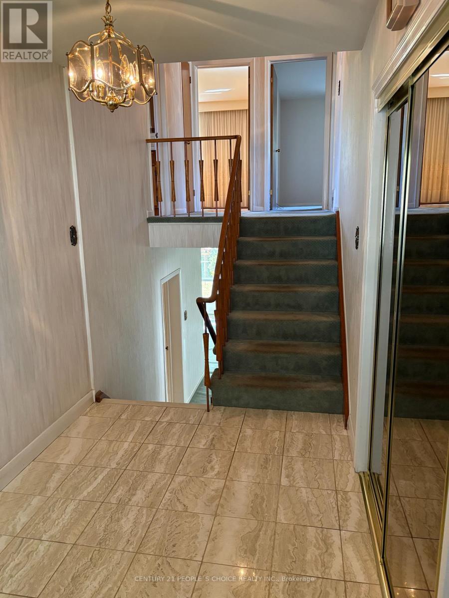 165 Verobeach Boulevard, Toronto, Ontario  M9M 1R2 - Photo 3 - W12460055
