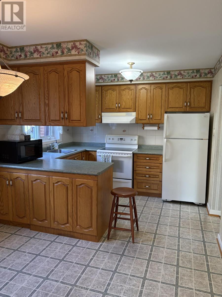 165 Verobeach Boulevard, Toronto, Ontario  M9M 1R2 - Photo 4 - W12460055