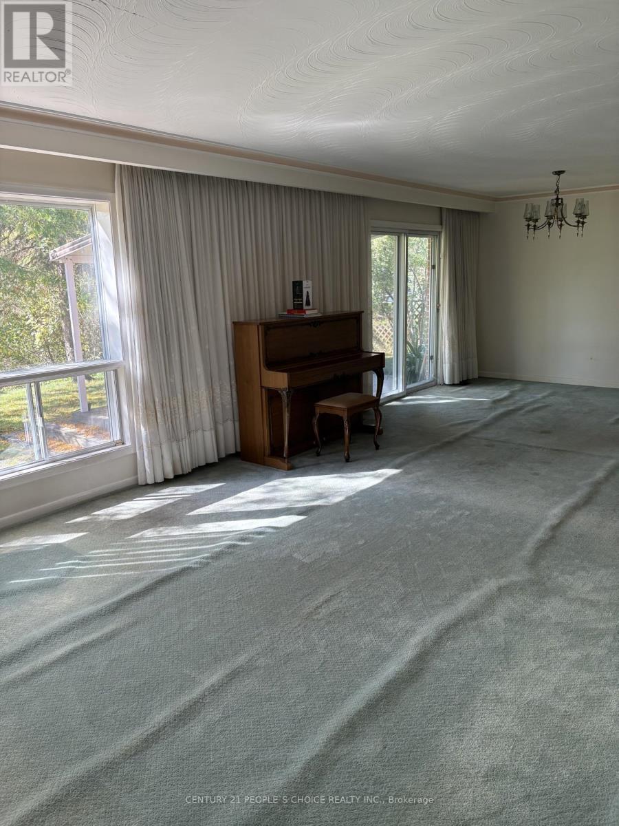 165 Verobeach Boulevard, Toronto, Ontario  M9M 1R2 - Photo 5 - W12460055