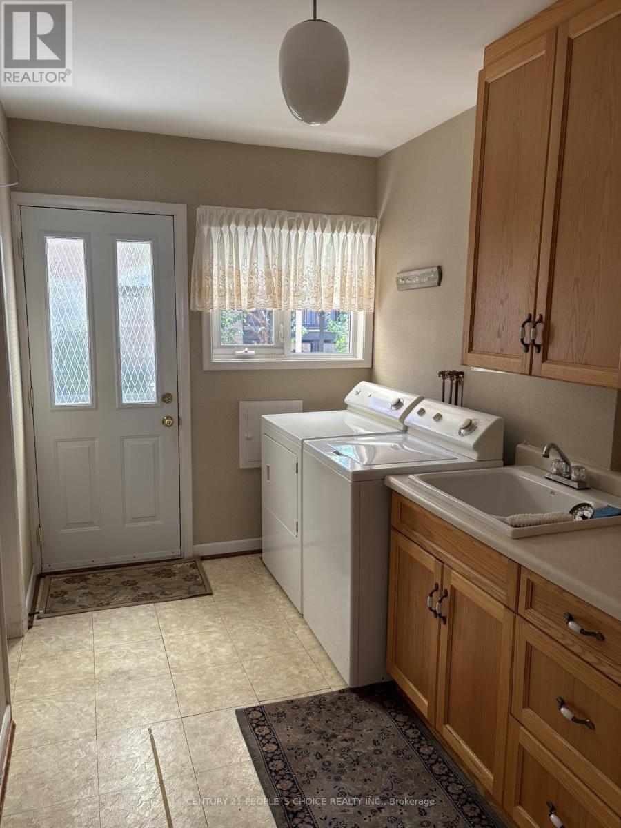 165 Verobeach Boulevard, Toronto, Ontario  M9M 1R2 - Photo 7 - W12460055