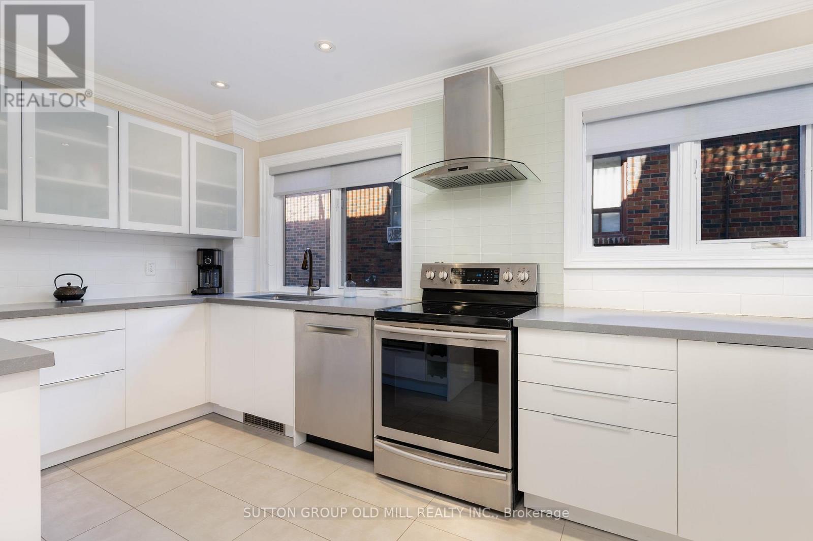 4 Hunter Avenue, Toronto, Ontario  M6E 2C8 - Photo 11 - W12460102