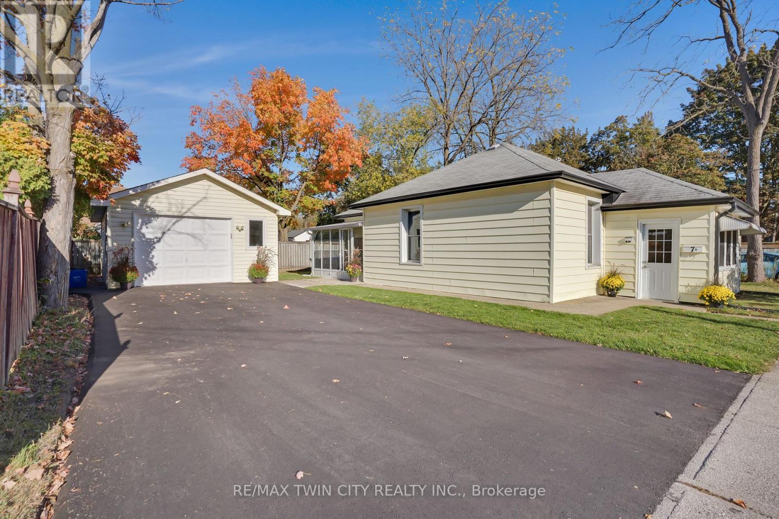 7 Frederick Street S, Halton Hills, Ontario  L7J 2B7 - Photo 3 - W12460130