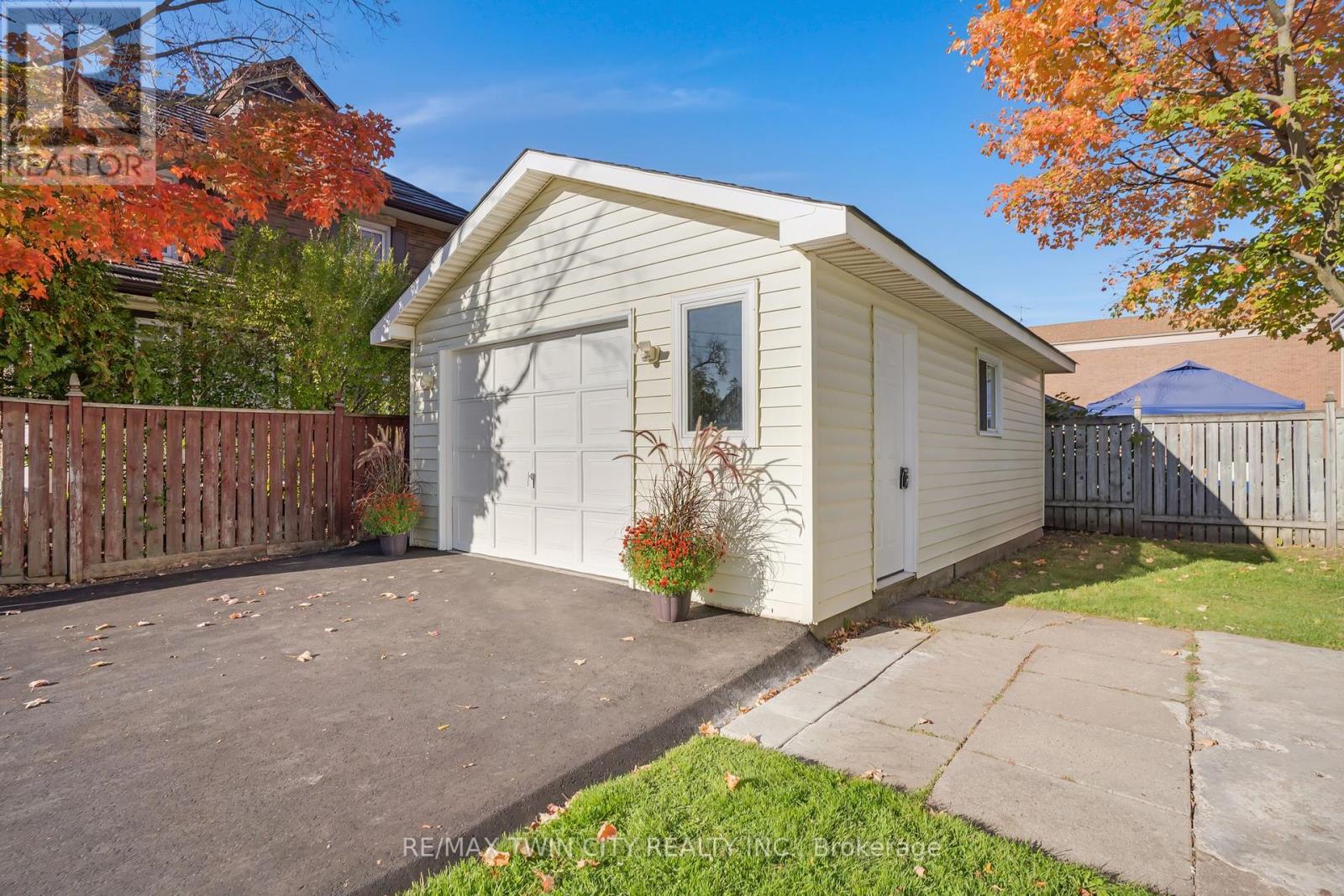 7 Frederick Street S, Halton Hills, Ontario  L7J 2B7 - Photo 5 - W12460130