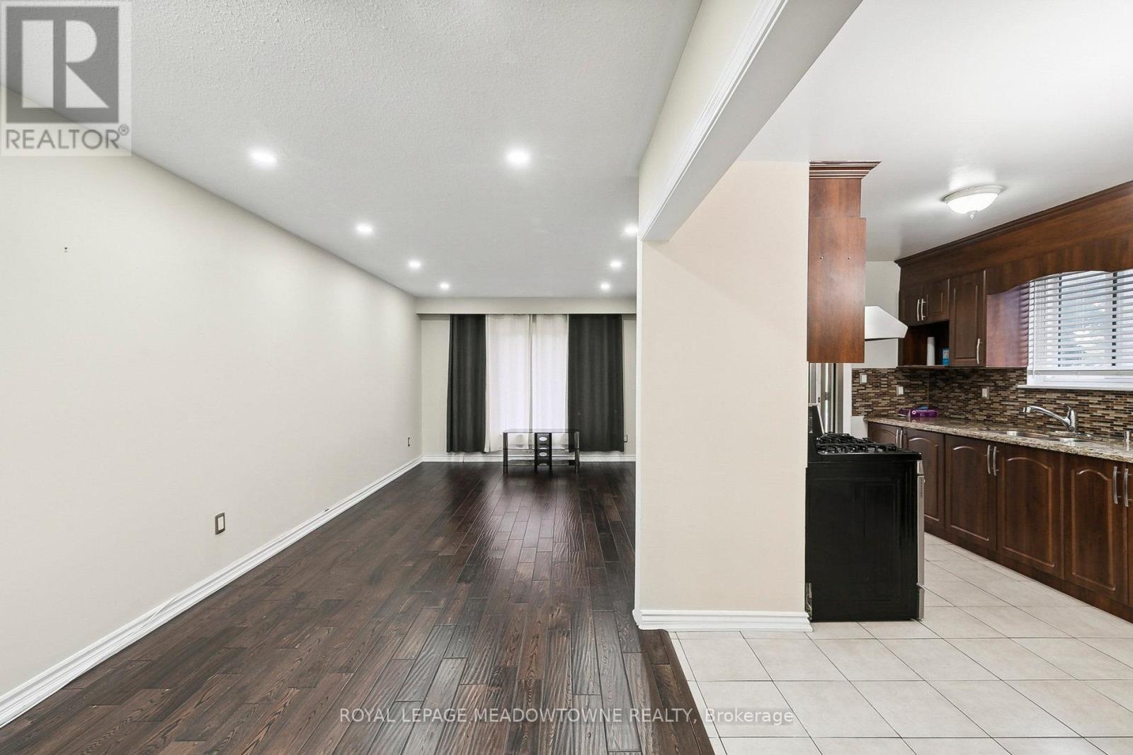 Upper - 11 Juniper Crescent, Brampton, Ontario  L6S 1J9 - Photo 2 - W12460149