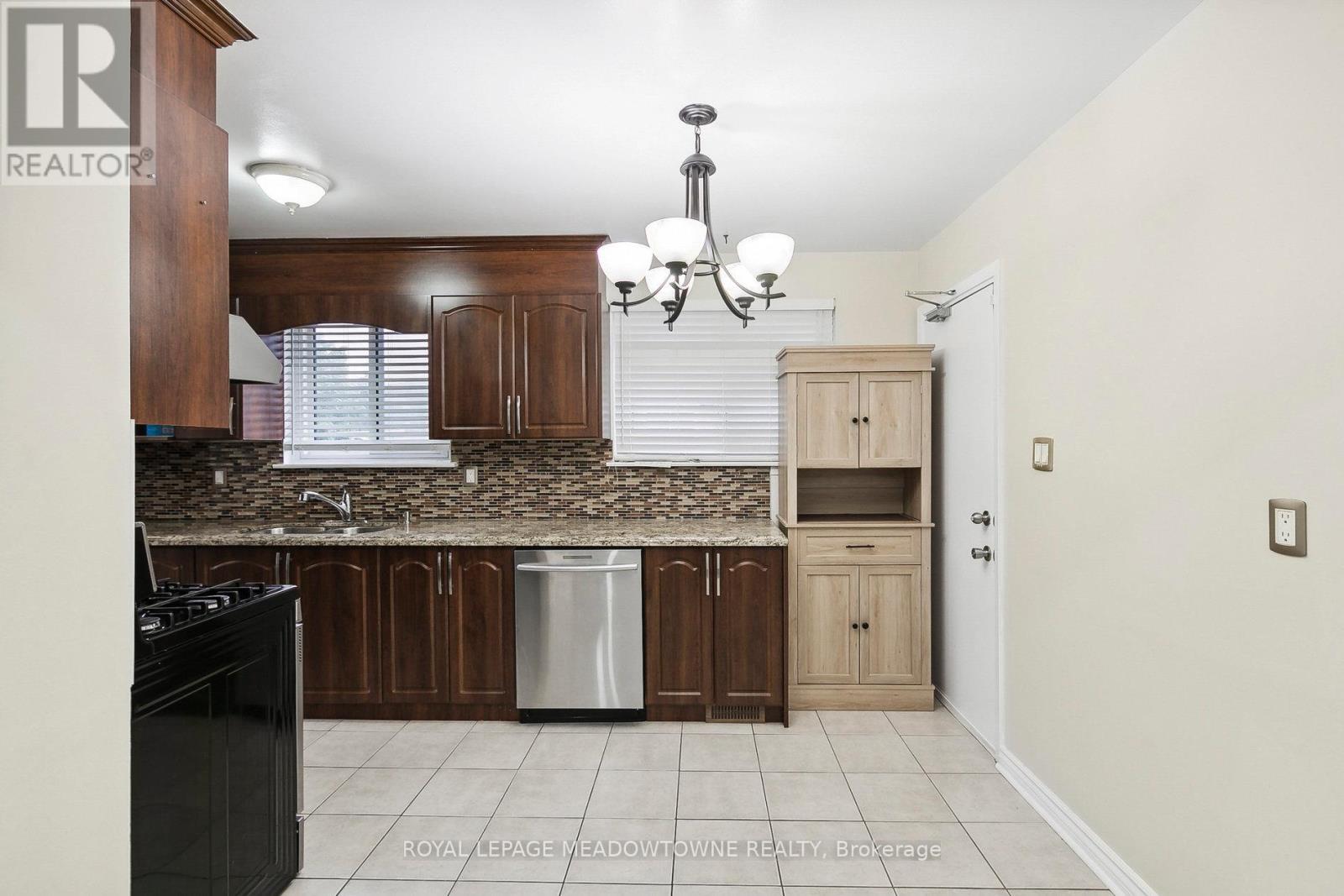 Upper - 11 Juniper Crescent, Brampton, Ontario  L6S 1J9 - Photo 3 - W12460149