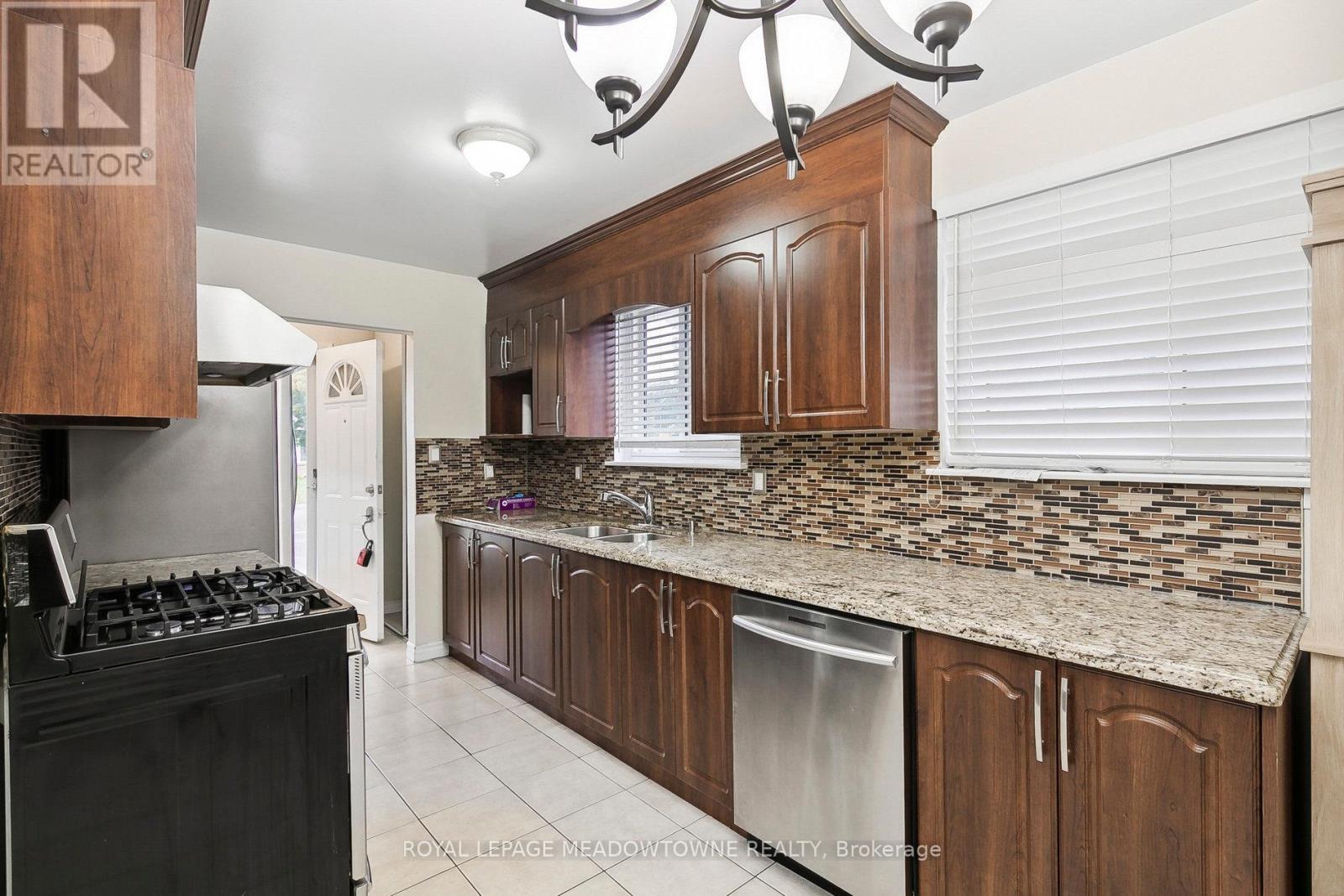 Upper - 11 Juniper Crescent, Brampton, Ontario  L6S 1J9 - Photo 4 - W12460149