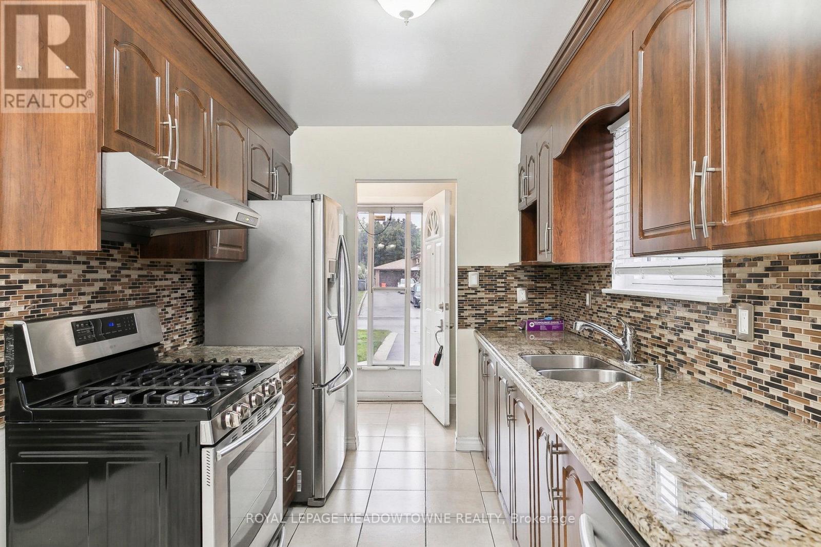 Upper - 11 Juniper Crescent, Brampton, Ontario  L6S 1J9 - Photo 5 - W12460149