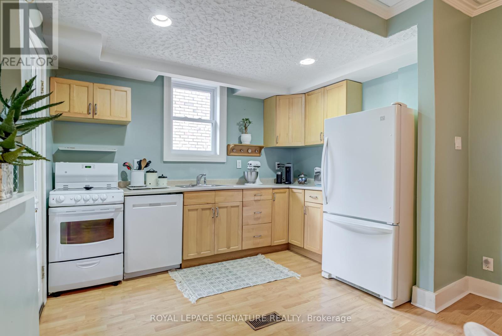 81 Fourth Street, Toronto, Ontario  M8V 2Y4 - Photo 13 - W12460201