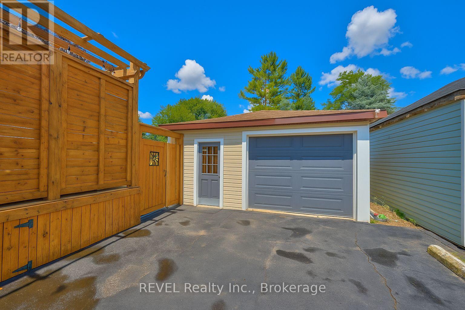 5849 Symmes Street, Niagara Falls, Ontario  L2G 2G4 - Photo 5 - X12406816