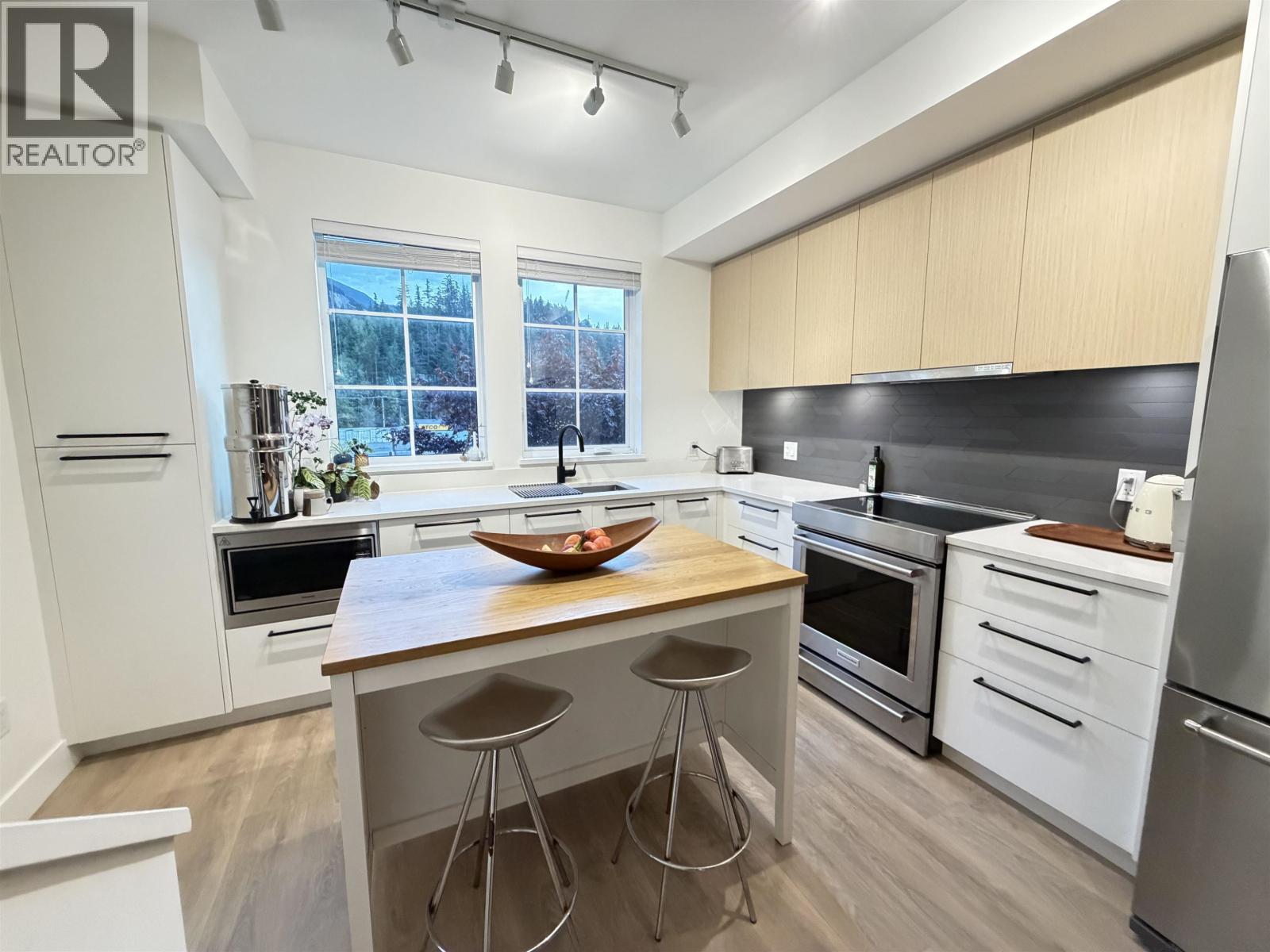 1358 Peakside Place, Squamish, British Columbia  V8B 1A8 - Photo 2 - R3057799