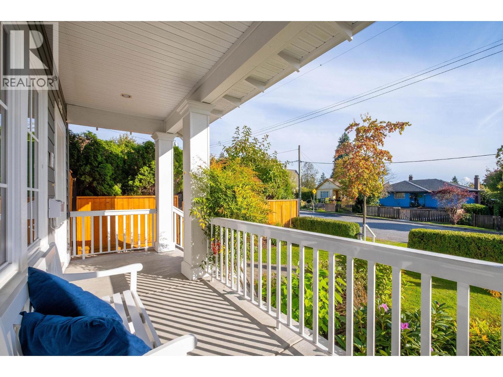 308 E 9th Street, North Vancouver, British Columbia  V7L 2B2 - Photo 2 - R3057829