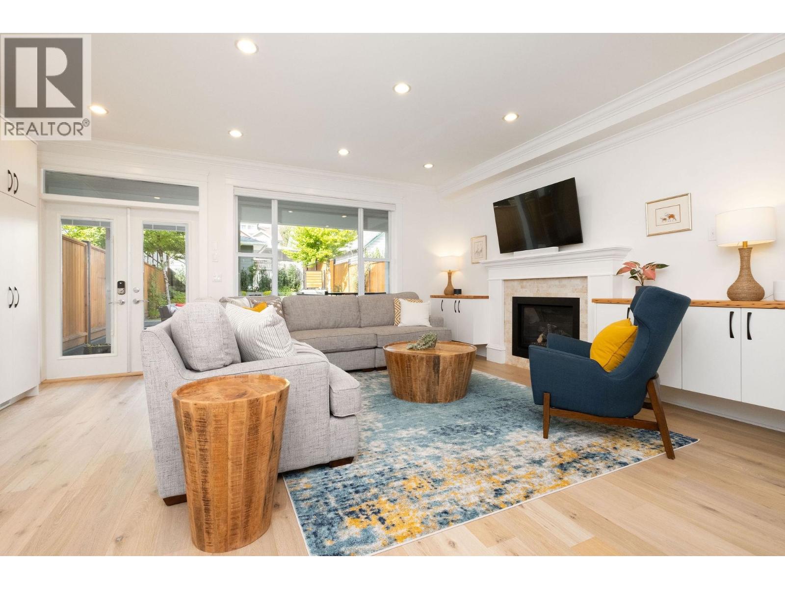 308 E 9th Street, North Vancouver, British Columbia  V7L 2B2 - Photo 3 - R3057829