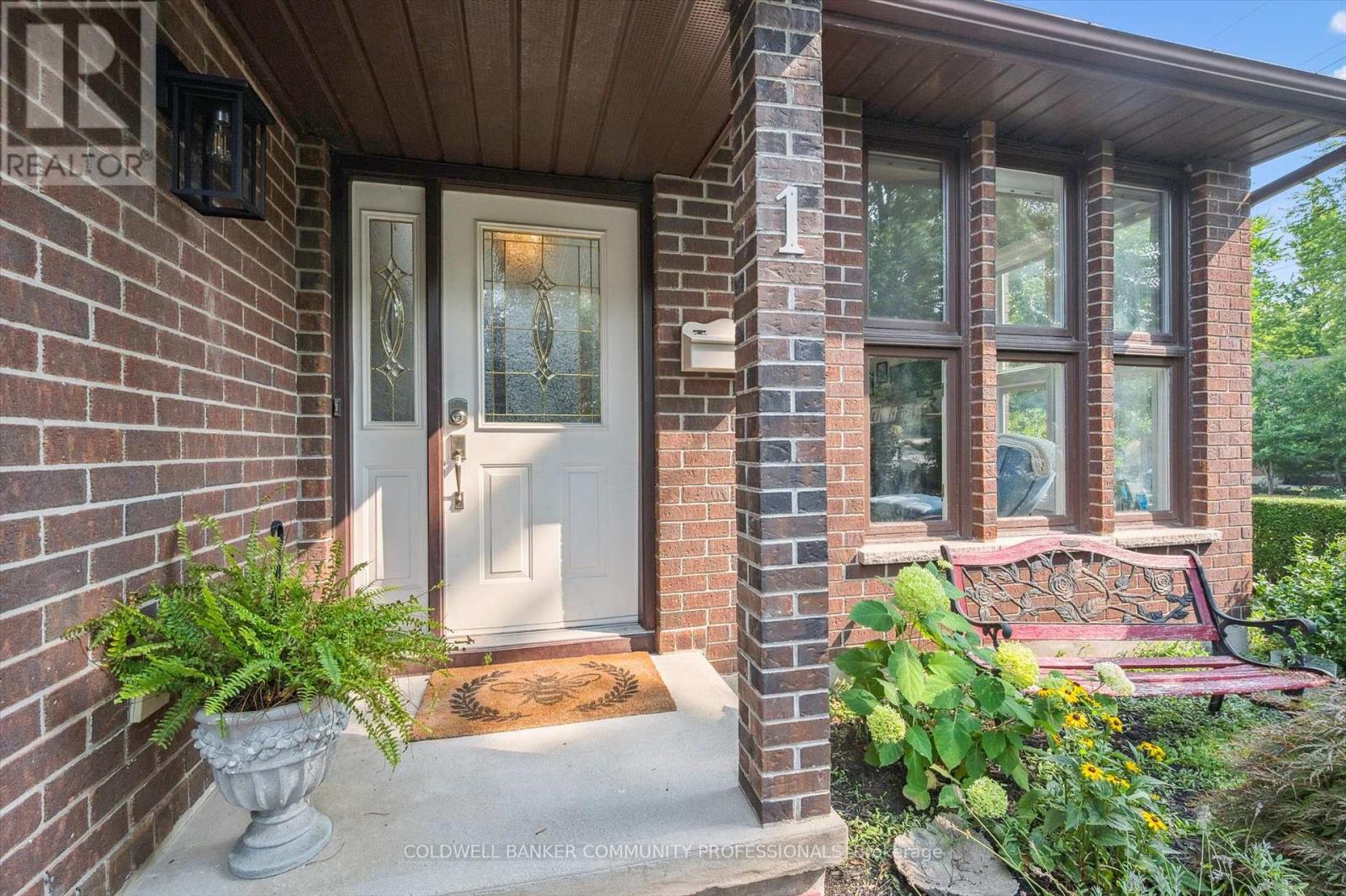 1 Thornhill Drive, Guelph, Ontario  N1H 7Z6 - Photo 5 - X12460228