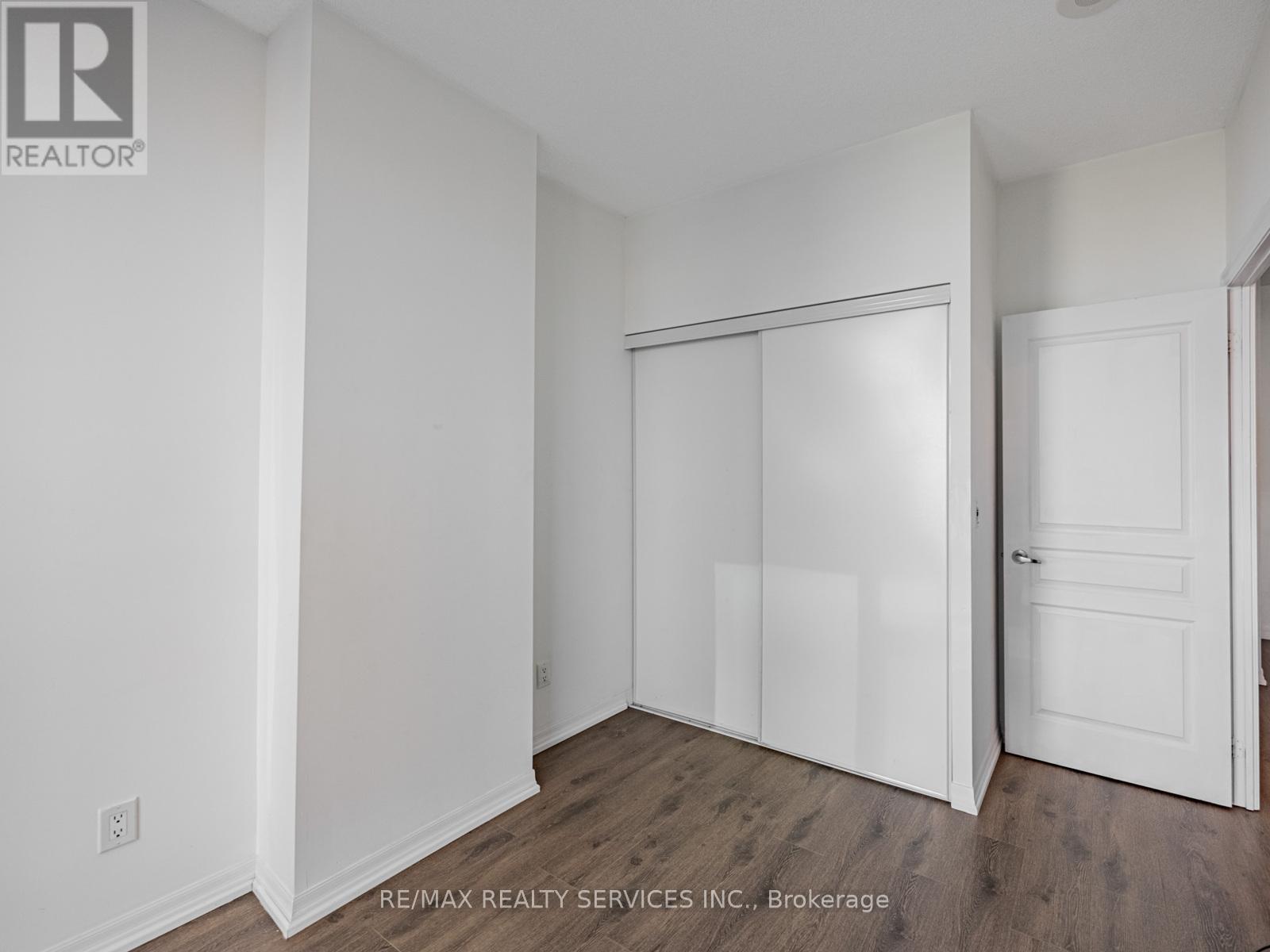 1004 - 225 Webb Drive, Mississauga, Ontario  L5B 4P2 - Photo 11 - W12459753