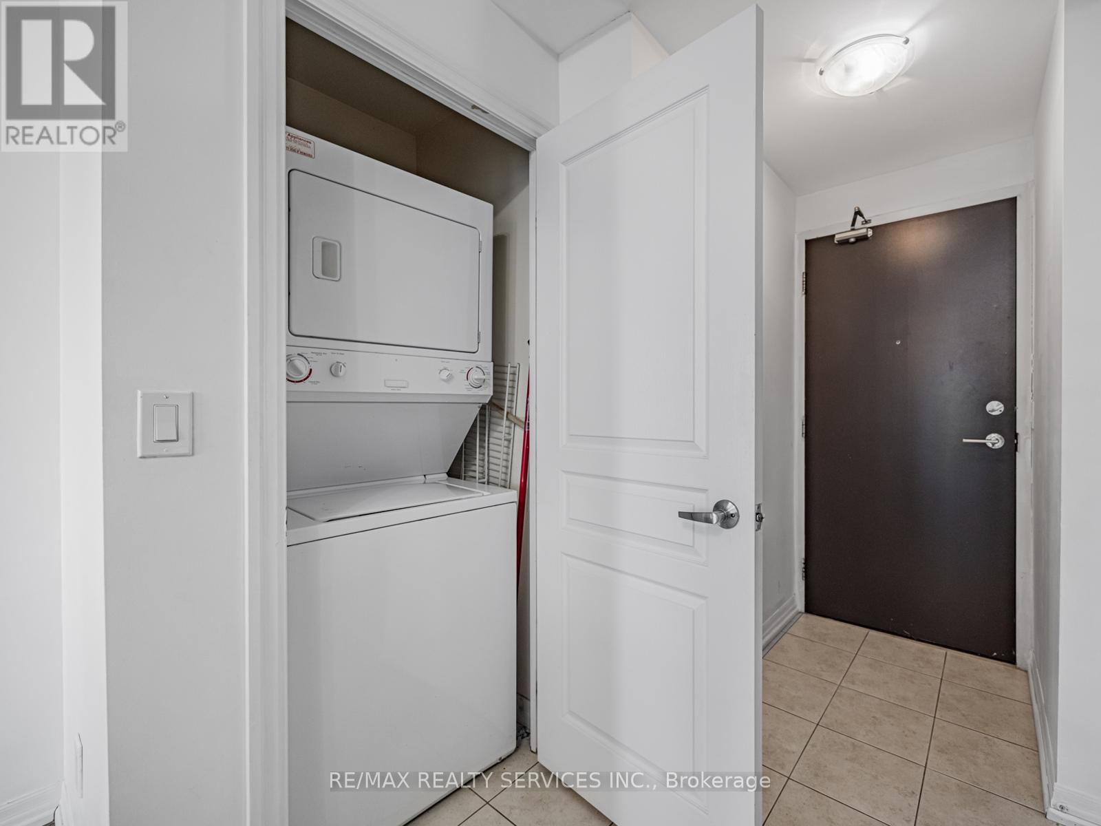 1004 - 225 Webb Drive, Mississauga, Ontario  L5B 4P2 - Photo 13 - W12459753