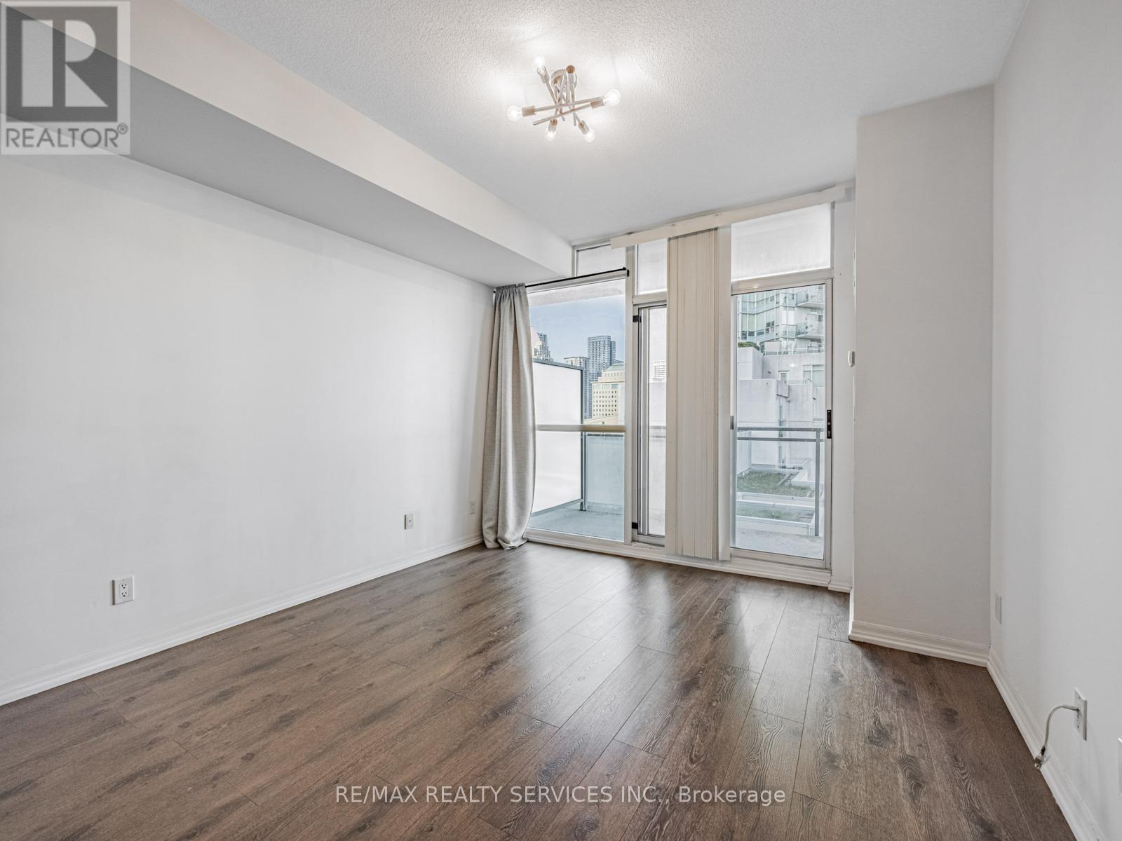 1004 - 225 Webb Drive, Mississauga, Ontario  L5B 4P2 - Photo 3 - W12459753