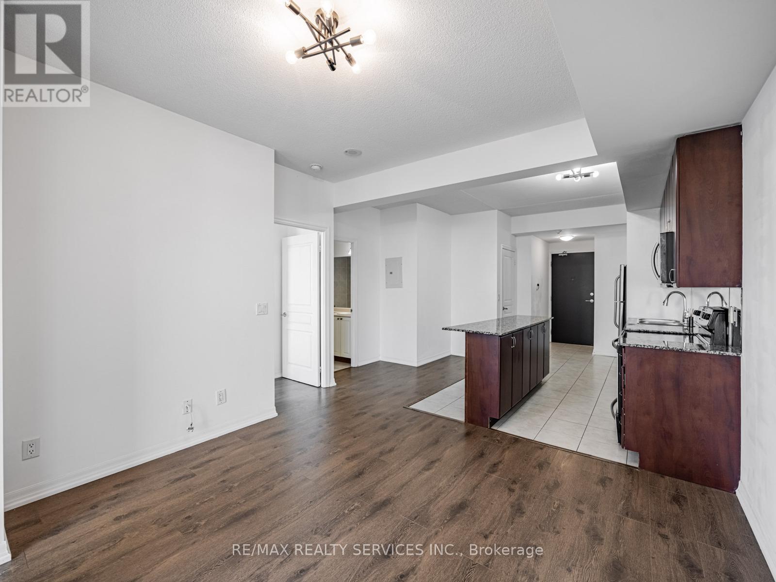 1004 - 225 Webb Drive, Mississauga, Ontario  L5B 4P2 - Photo 5 - W12459753