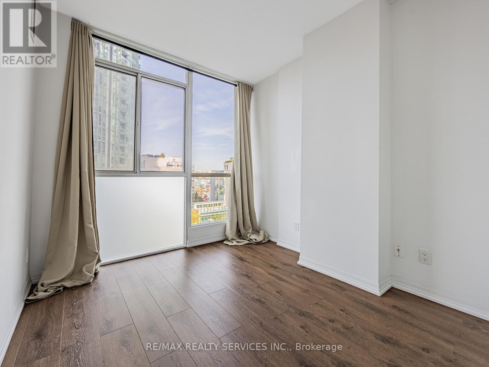 1004 - 225 Webb Drive, Mississauga, Ontario  L5B 4P2 - Photo 7 - W12459753
