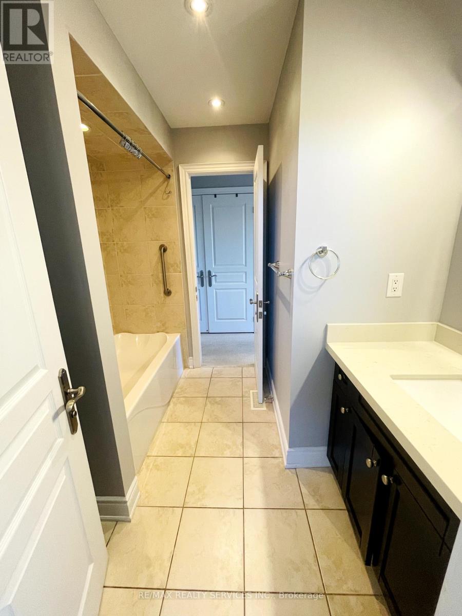 2418 Wasaga Drive, Oakville, Ontario  L6H 0B8 - Photo 20 - W12452537