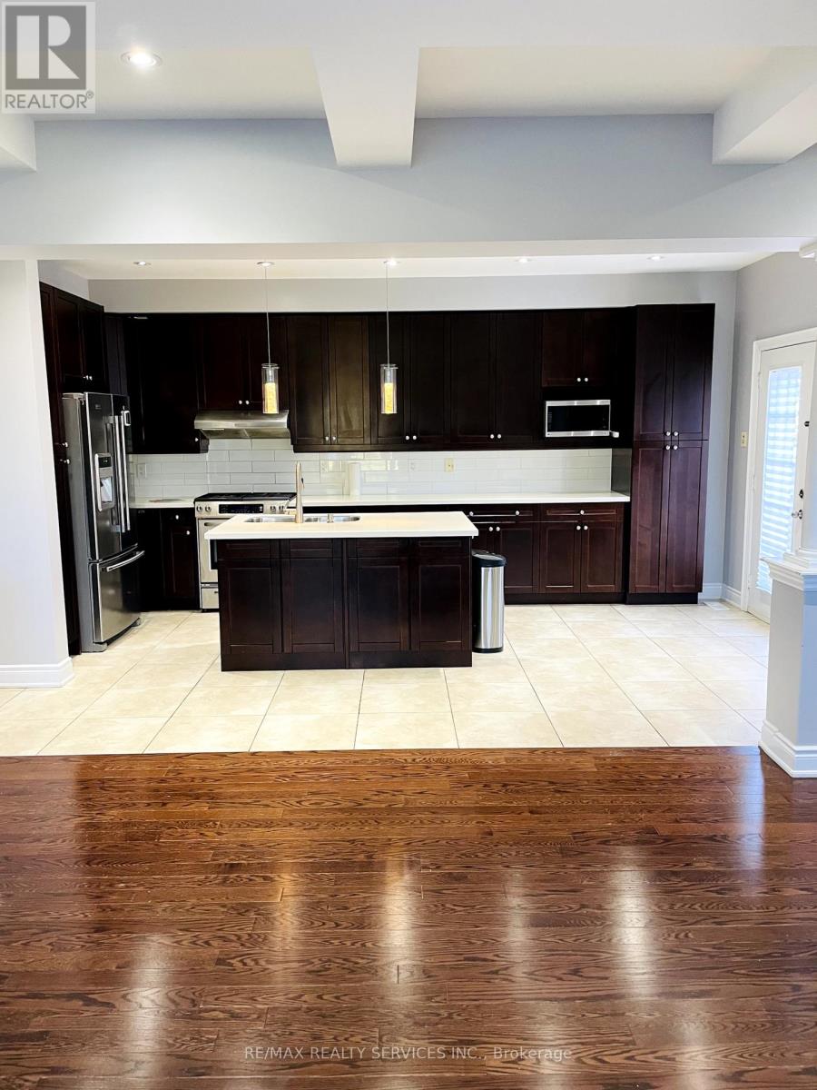 2418 Wasaga Drive, Oakville, Ontario  L6H 0B8 - Photo 9 - W12452537