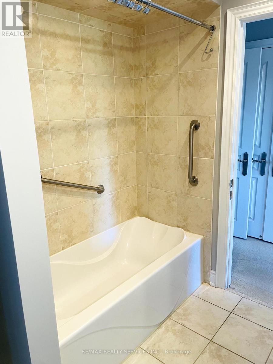 2418 Wasaga Drive, Oakville, Ontario  L6H 0B8 - Photo 21 - W12452537