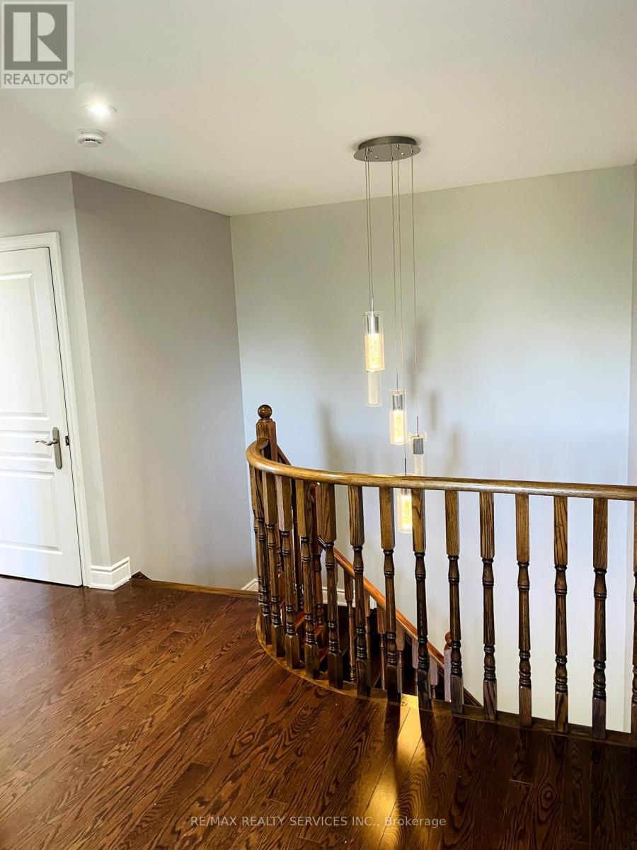 2418 Wasaga Drive, Oakville, Ontario  L6H 0B8 - Photo 10 - W12452537