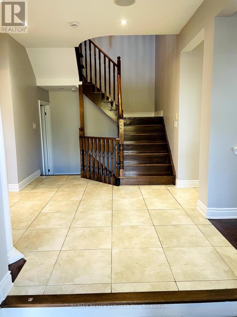 2418 Wasaga Drive, Oakville, Ontario  L6H 0B8 - Photo 2 - W12452537