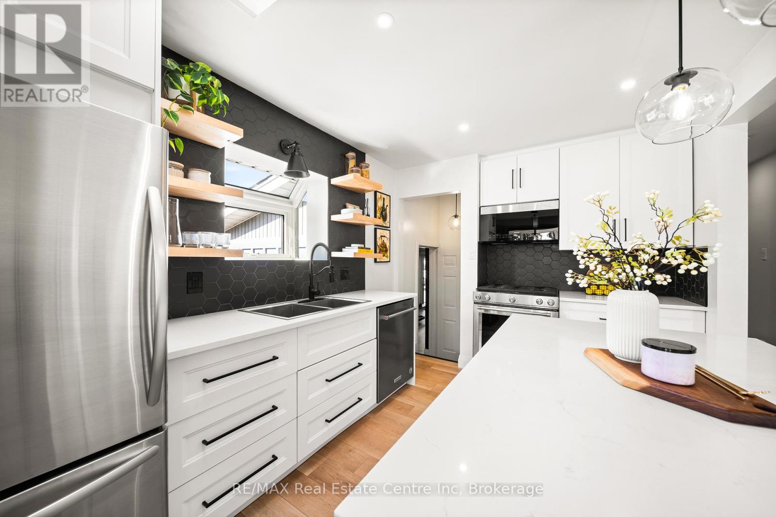 51 Muskoka Drive, Guelph (Victoria North), Ontario  N1E 3M8 - Photo 4 - X12460386