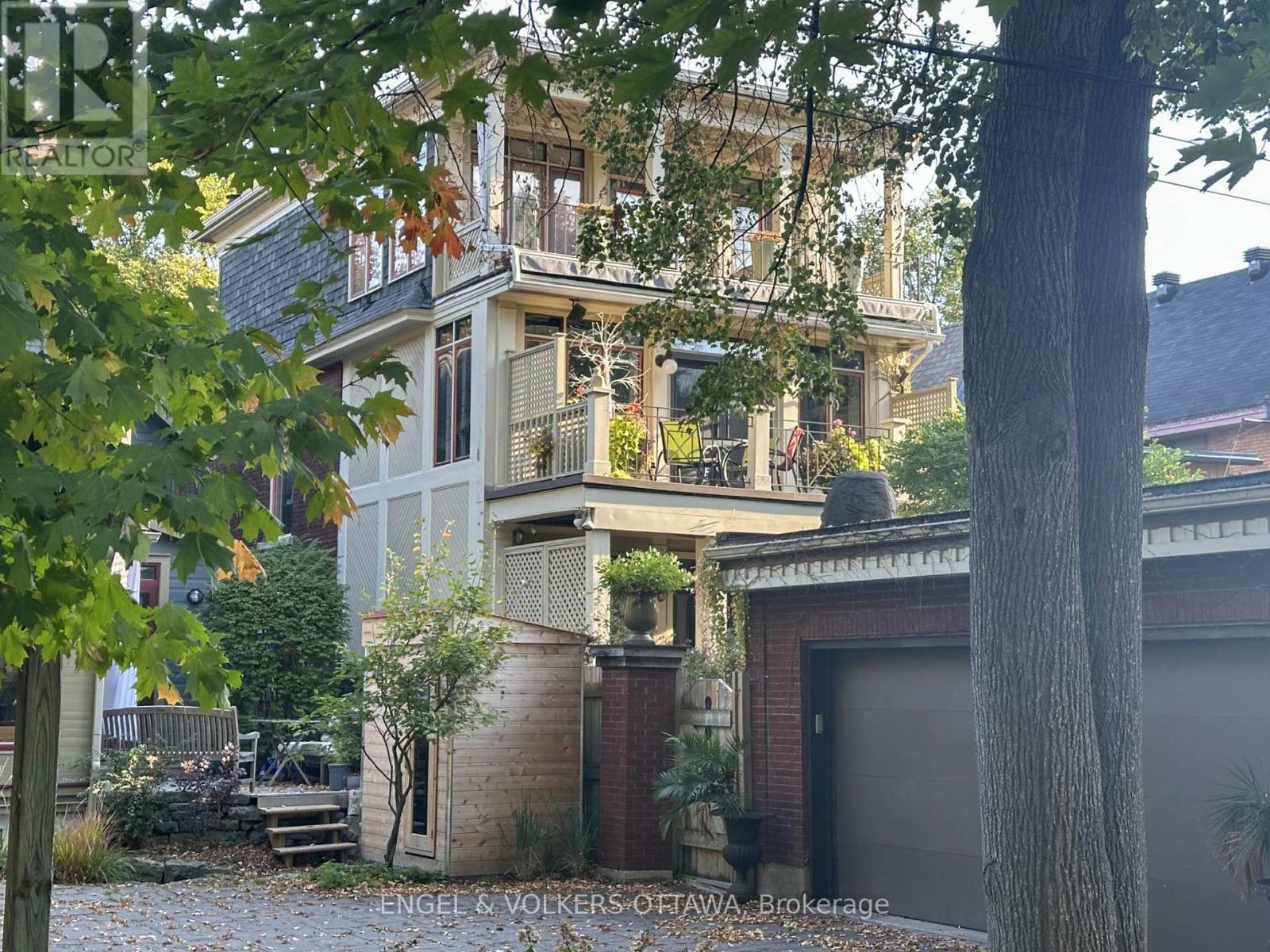 105 Stanley Avenue, Ottawa, Ontario  K1M 1N8 - Photo 2 - X12460372