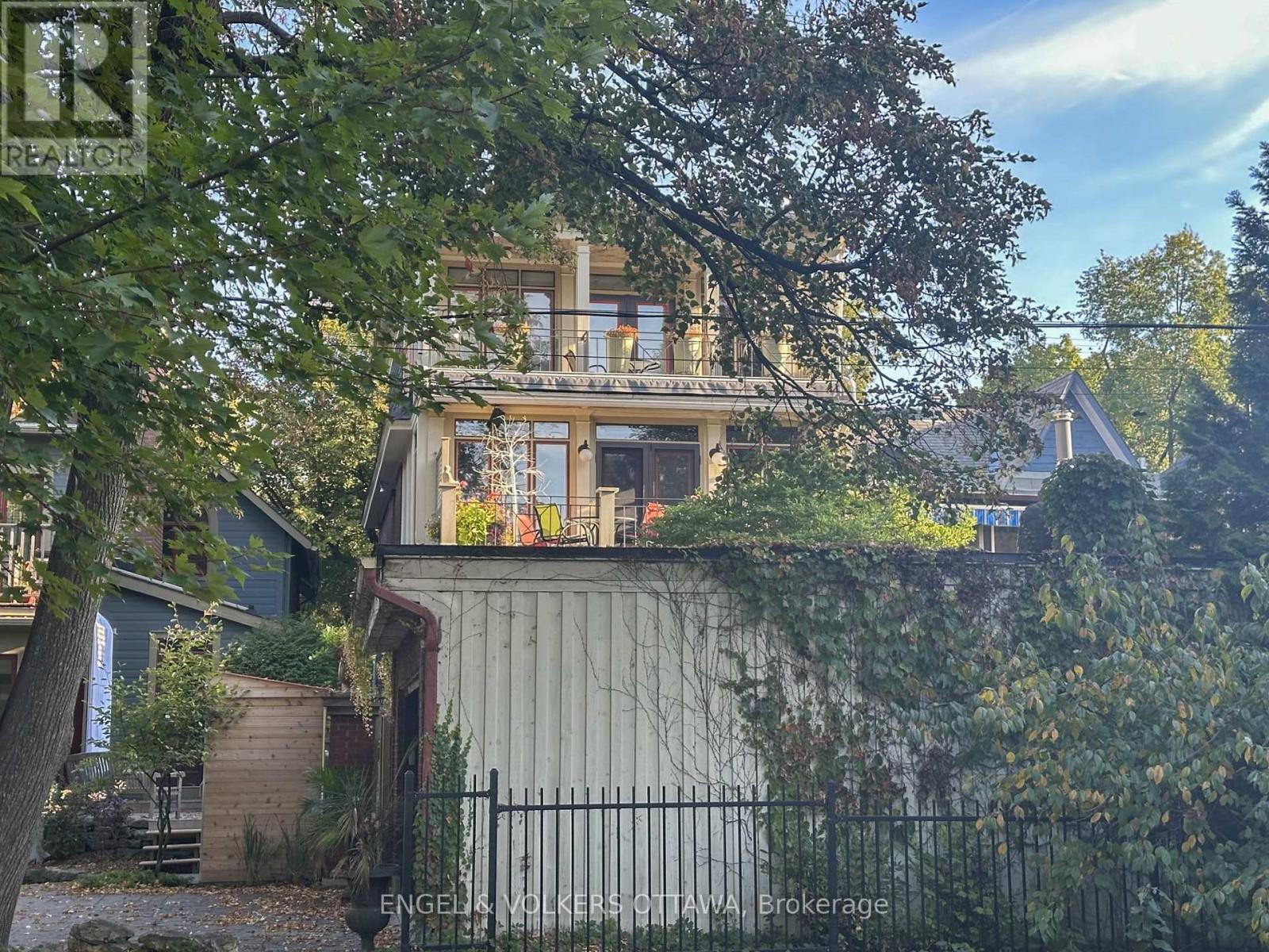 105 Stanley Avenue, Ottawa, Ontario  K1M 1N8 - Photo 3 - X12460372