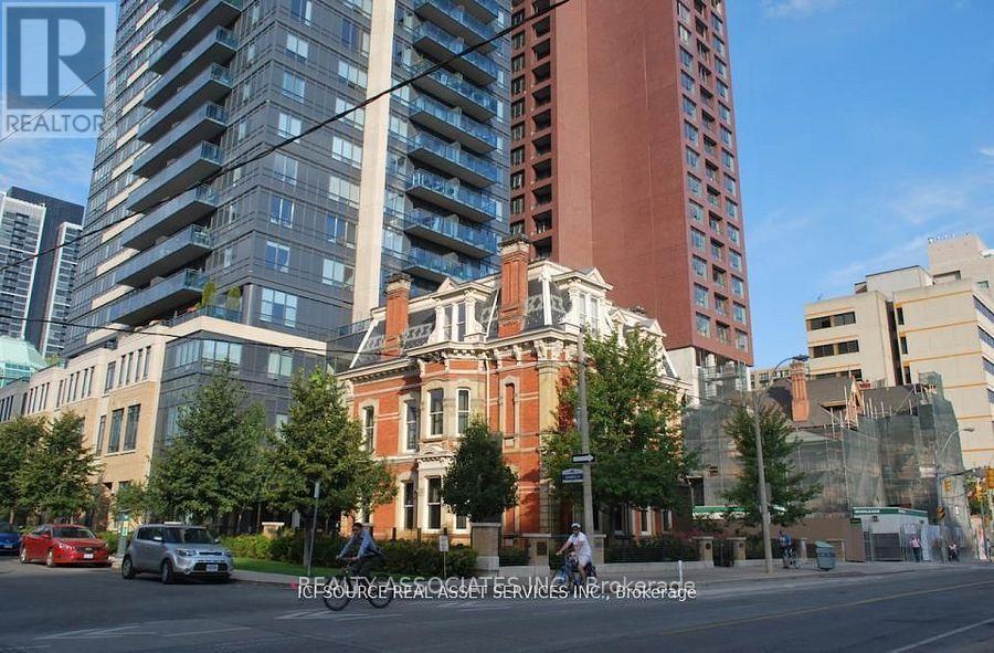 901 - 28 LINDEN STREET, Toronto, Ontario