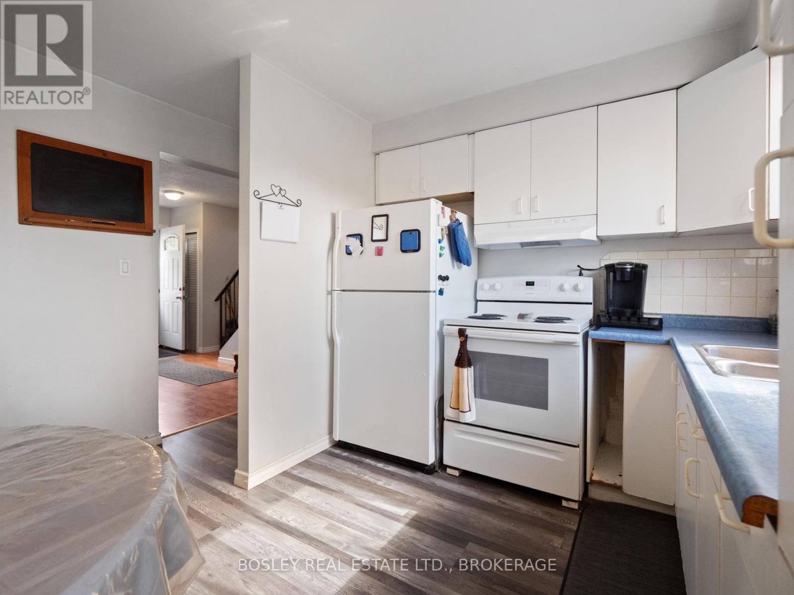 17 Deerfield Parkway, Thorold, Ontario  L2V 4A9 - Photo 10 - X12460363