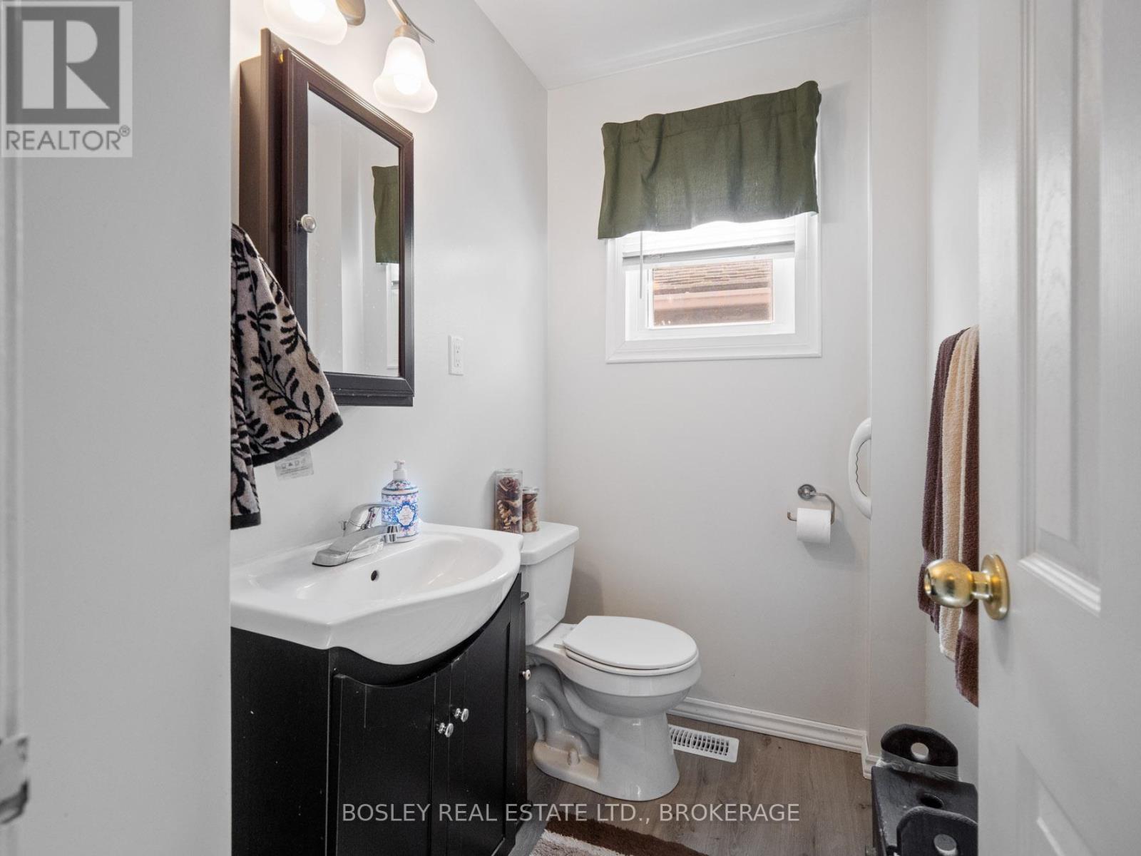 17 Deerfield Parkway, Thorold, Ontario  L2V 4A9 - Photo 11 - X12460363