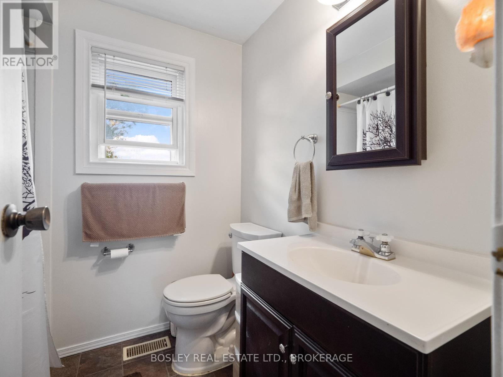 17 Deerfield Parkway, Thorold, Ontario  L2V 4A9 - Photo 16 - X12460363