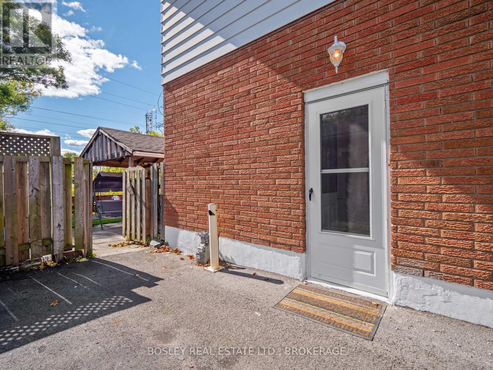 17 Deerfield Parkway, Thorold, Ontario  L2V 4A9 - Photo 21 - X12460363
