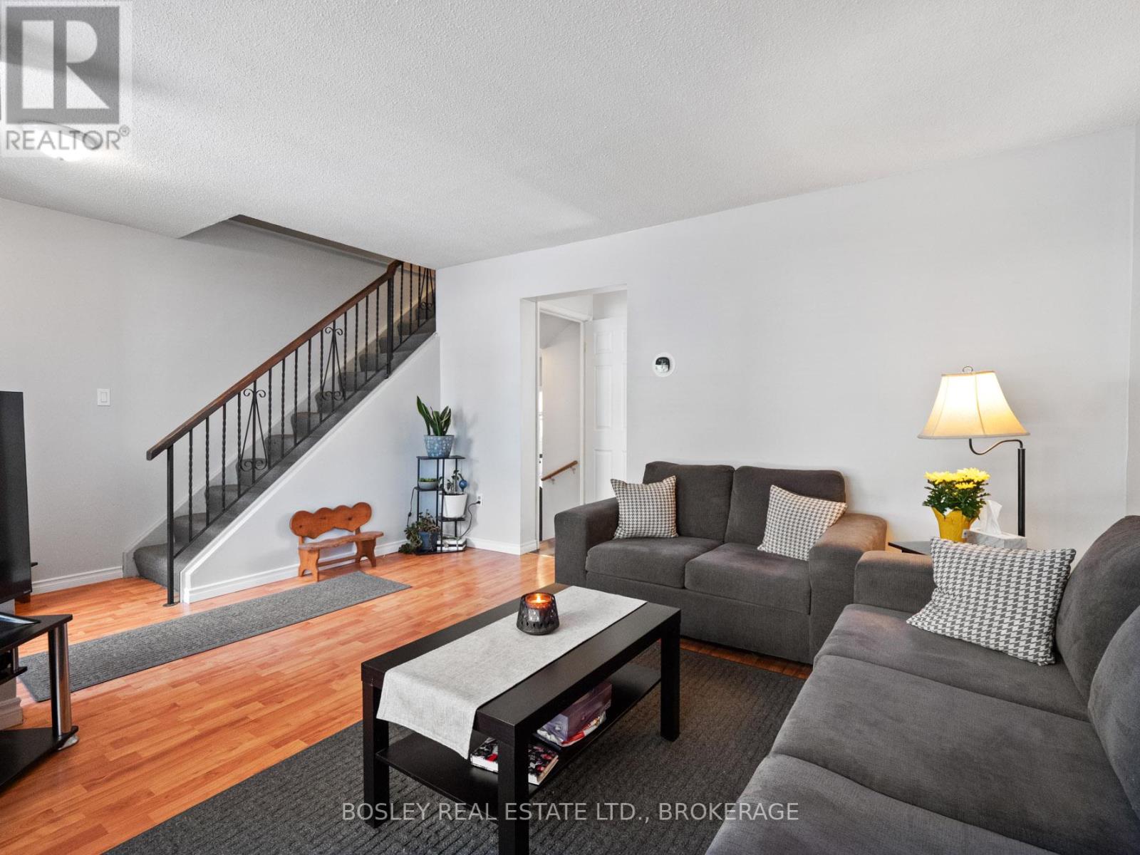 17 Deerfield Parkway, Thorold, Ontario  L2V 4A9 - Photo 6 - X12460363
