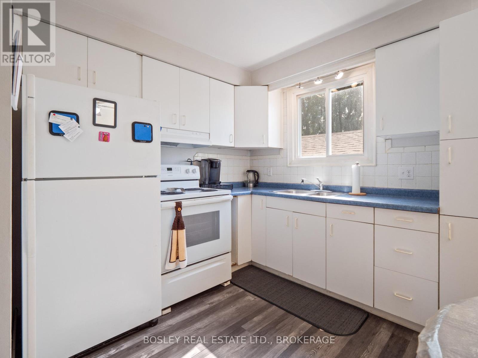 17 Deerfield Parkway, Thorold, Ontario  L2V 4A9 - Photo 9 - X12460363