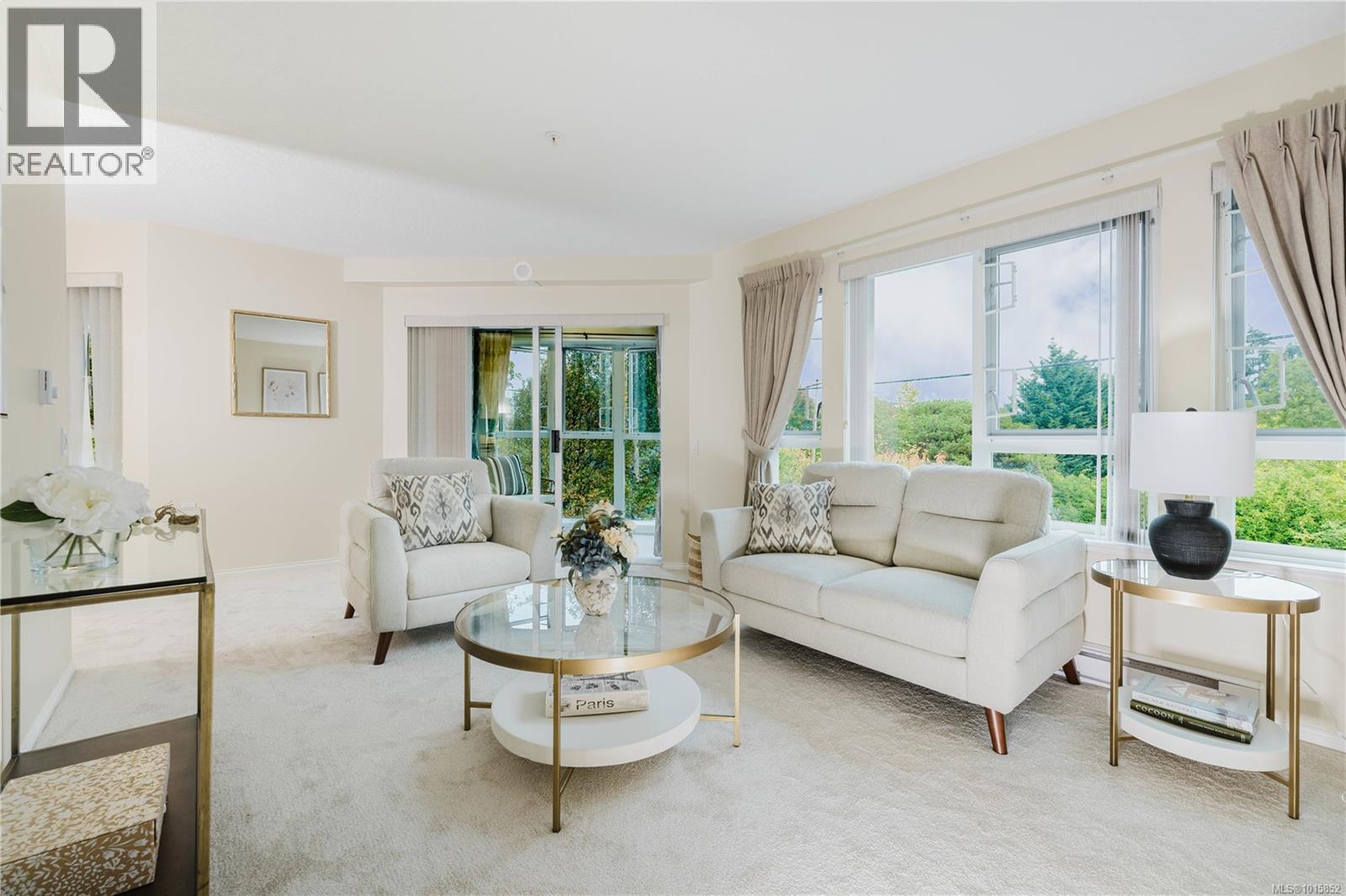 305 1521 Church Ave, Saanich, British Columbia V8P 5T7 - Photo 2 - 1015852