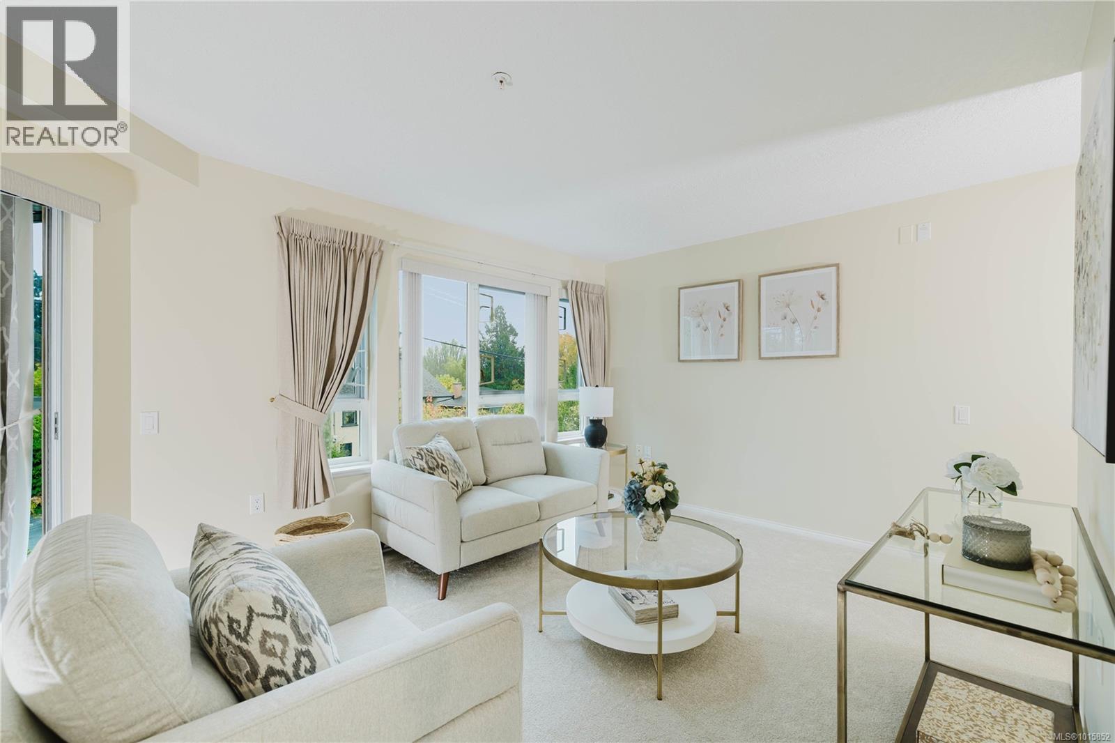 305 1521 Church Ave, Saanich, British Columbia V8P 5T7 - Photo 3 - 1015852