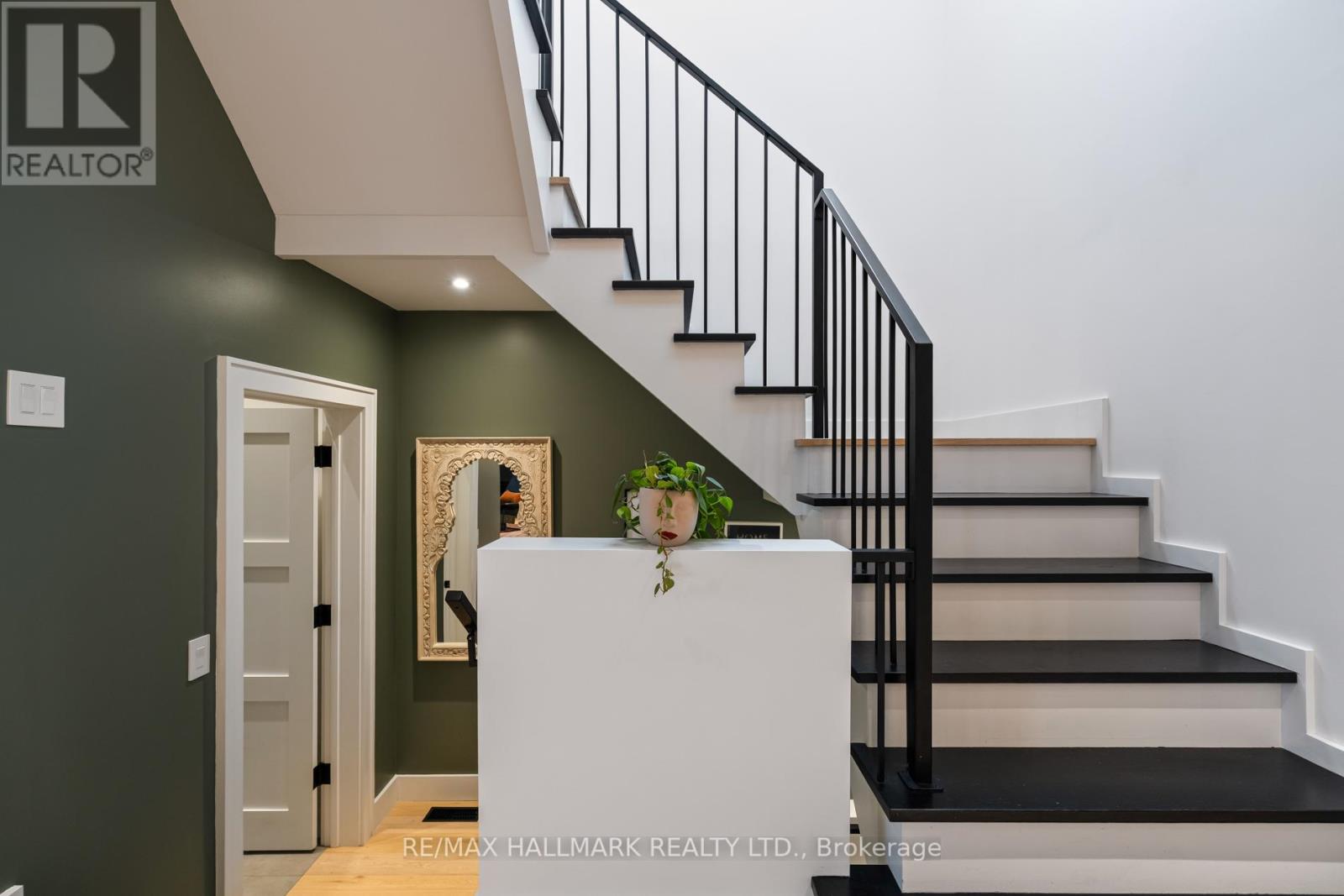 27 Glencrest Boulevard, Toronto, Ontario  M4B 1L2 - Photo 4 - E12460328