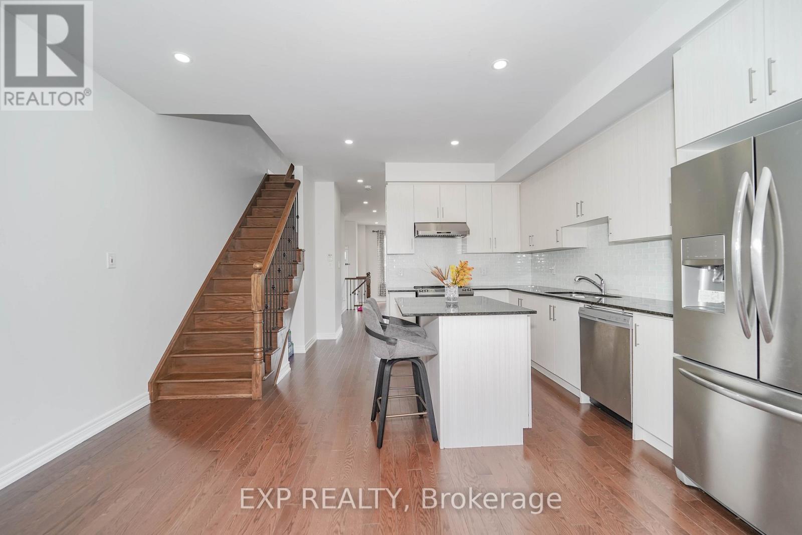 62 Harvest Field Road, Markham, Ontario  L6B 0T7 - Photo 5 - N12460232