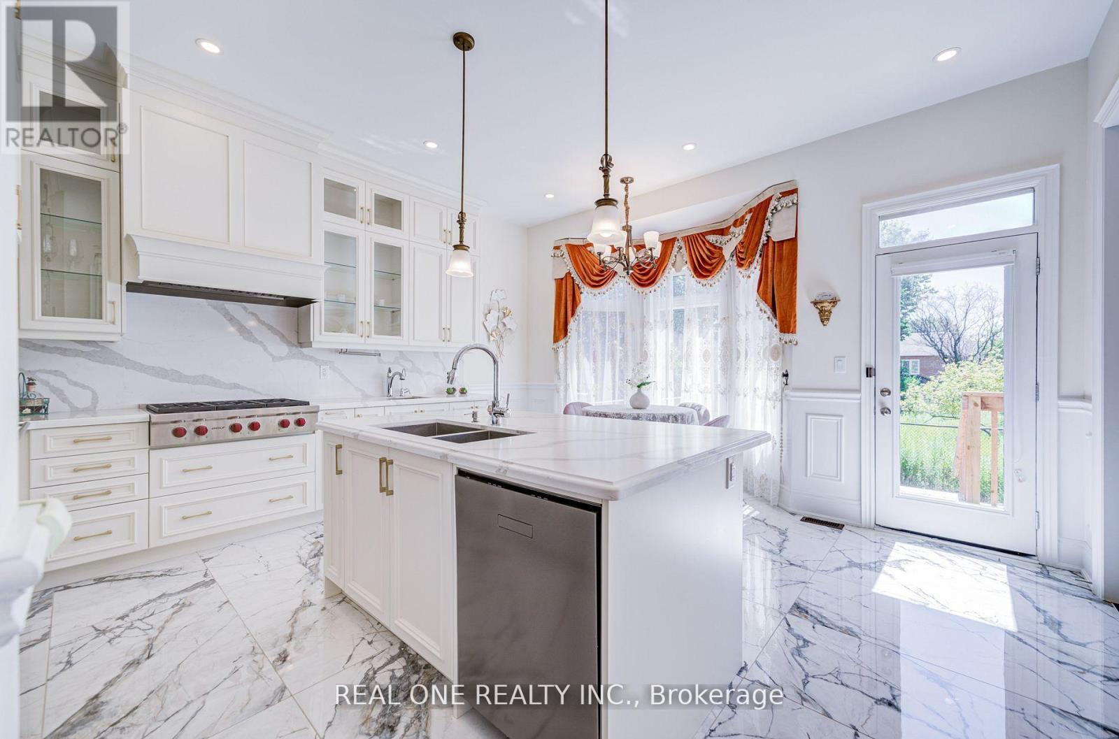 47 Milky Way Drive, Richmond Hill, Ontario  L4C 4M9 - Photo 10 - N12460248
