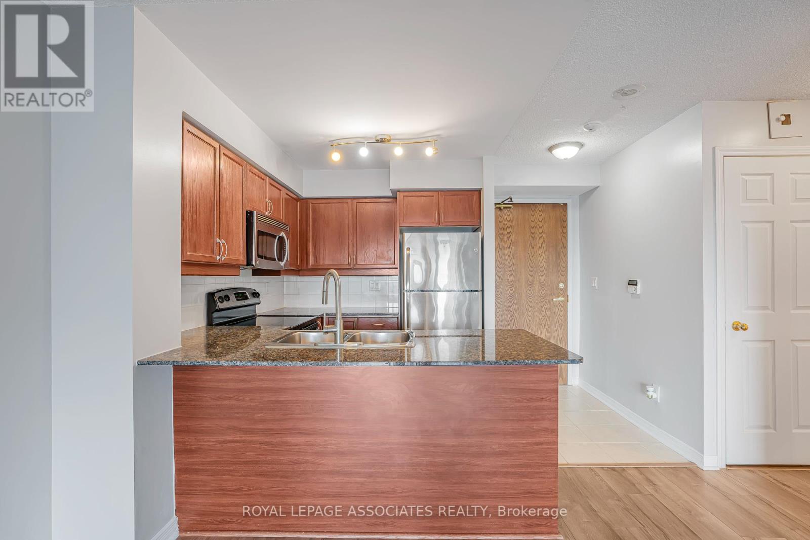 715 - 185 Oneida Cres Crescent, Richmond Hill, Ontario  L4B 0B1 - Photo 2 - N12460268