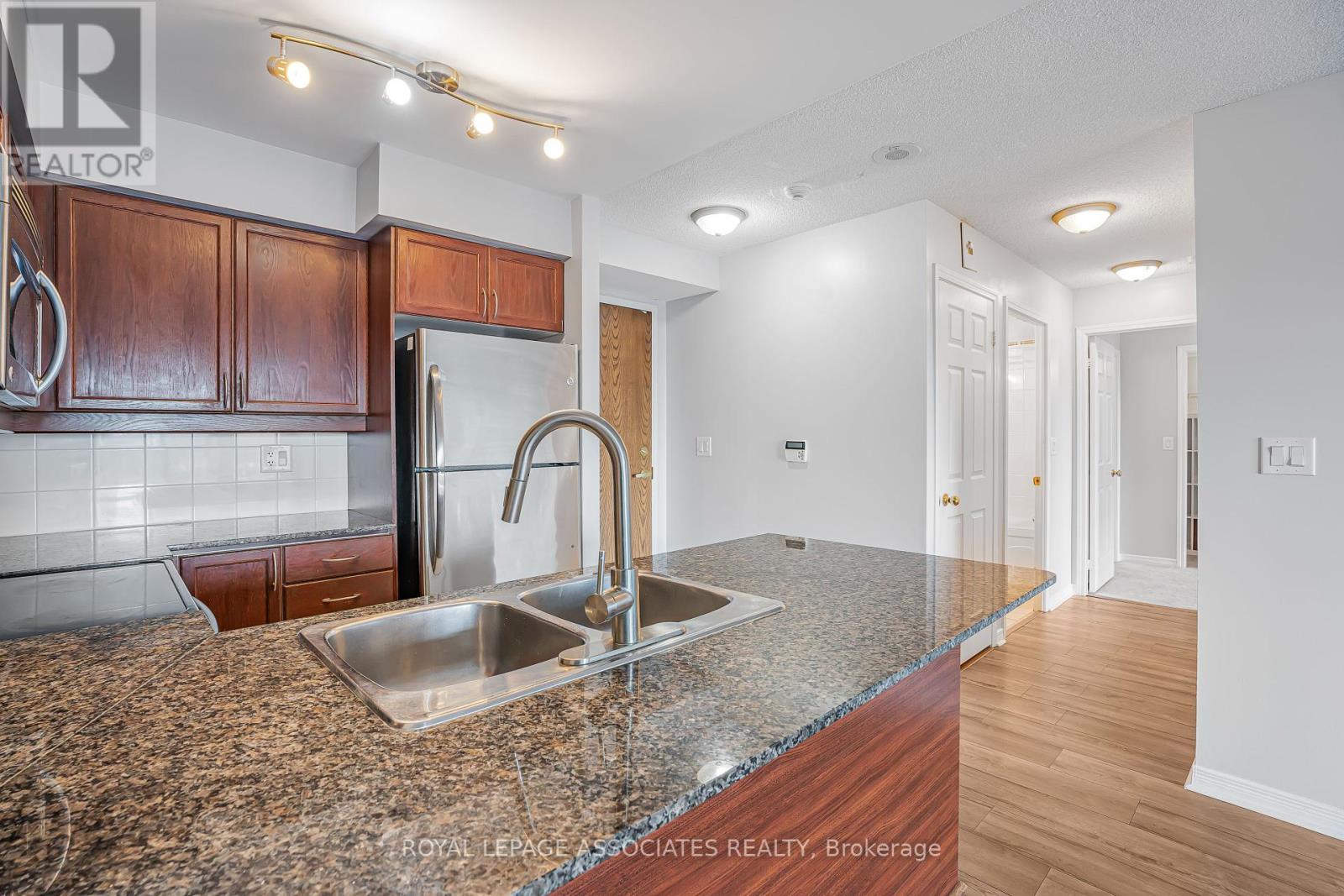 715 - 185 Oneida Cres Crescent, Richmond Hill, Ontario  L4B 0B1 - Photo 3 - N12460268