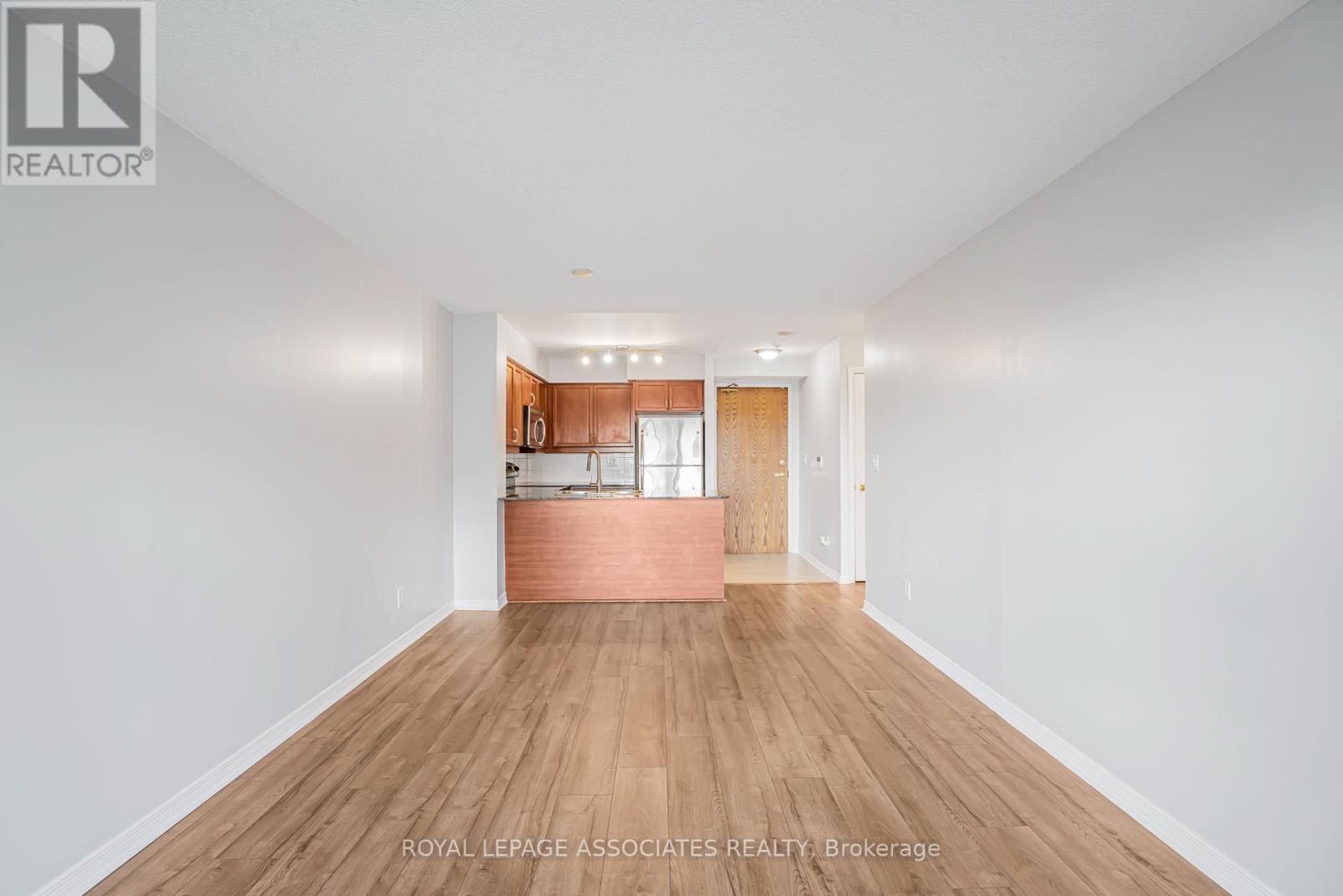 715 - 185 Oneida Cres Crescent, Richmond Hill, Ontario  L4B 0B1 - Photo 4 - N12460268